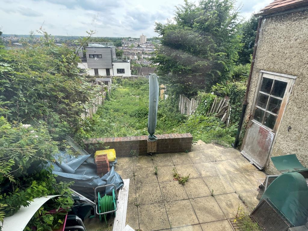 Lot: 92 - THREE-BEDROOM HOUSE FOR IMPROVEMENT - Garden with patio